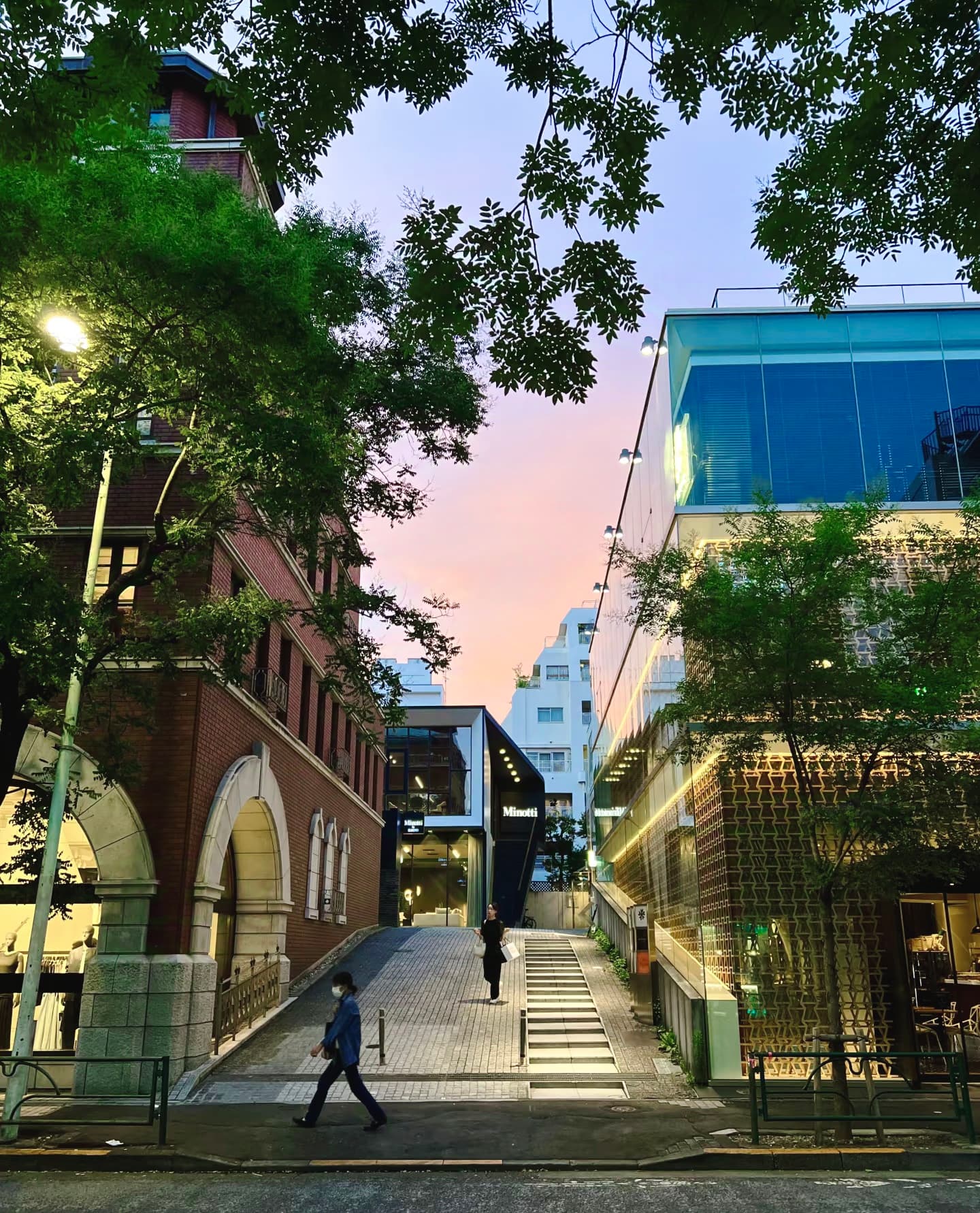 傍晚的街角，红砖与玻璃在暮色里对谈｜路过Minotti家楼下时天快黑了封面图