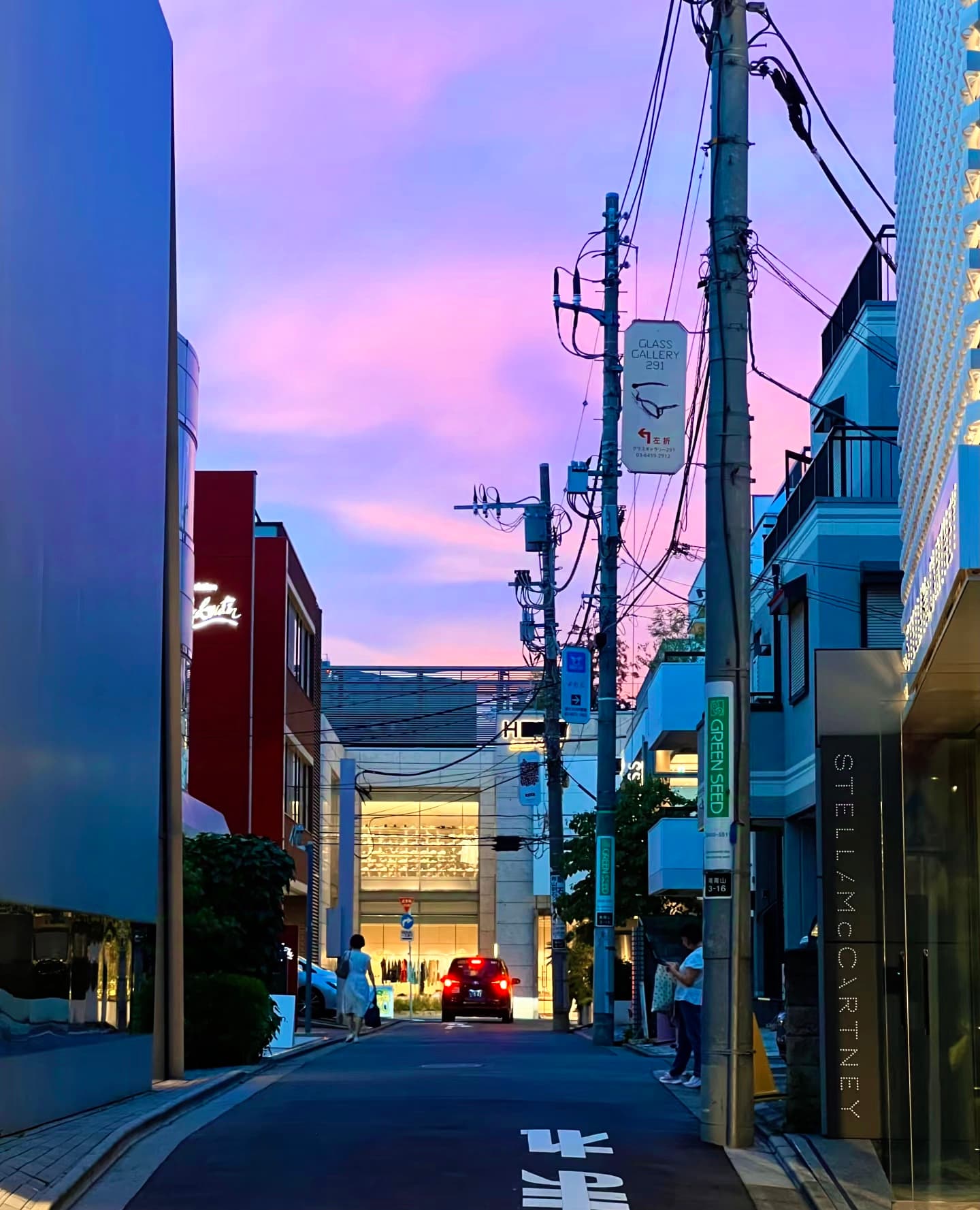 傍晚的紫霞把整条街染成奶油色 🌇封面图