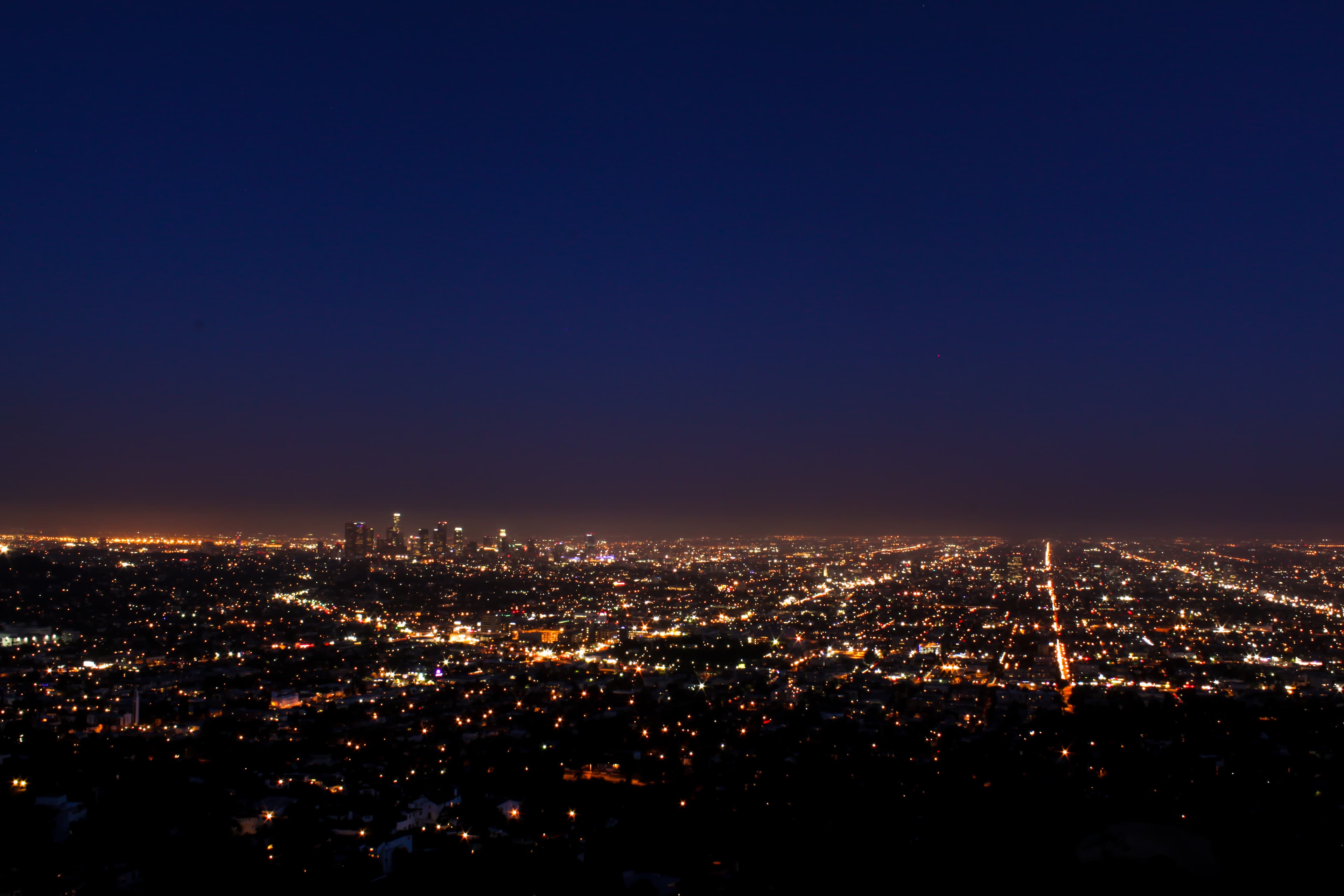今晚从Griffith Observatory俯瞰LA夜景,城市像撒了一把糖霜的巧克力蛋糕封面图