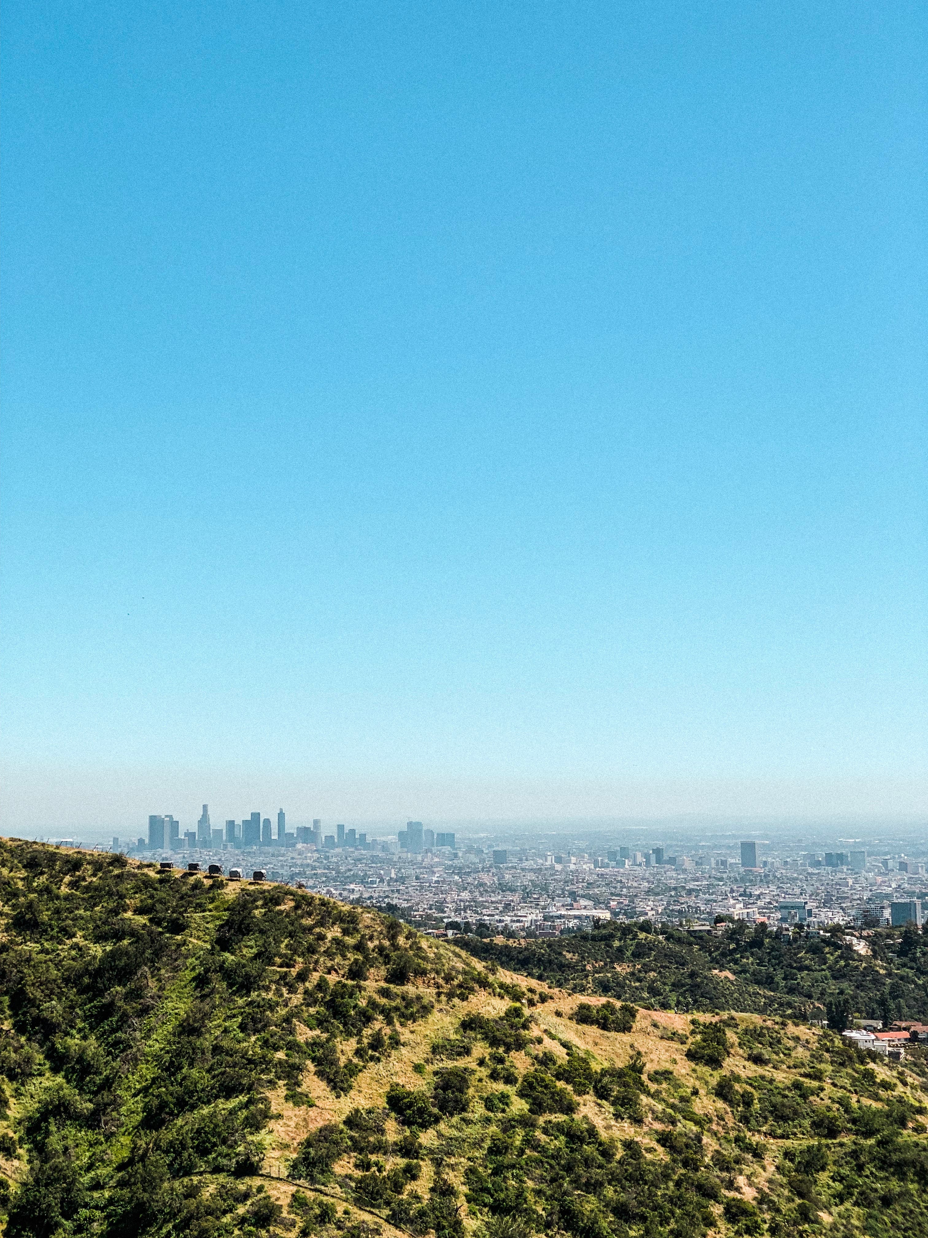 山顶吹风时，LA天际线在薄雾里若隐若现 🌆封面图