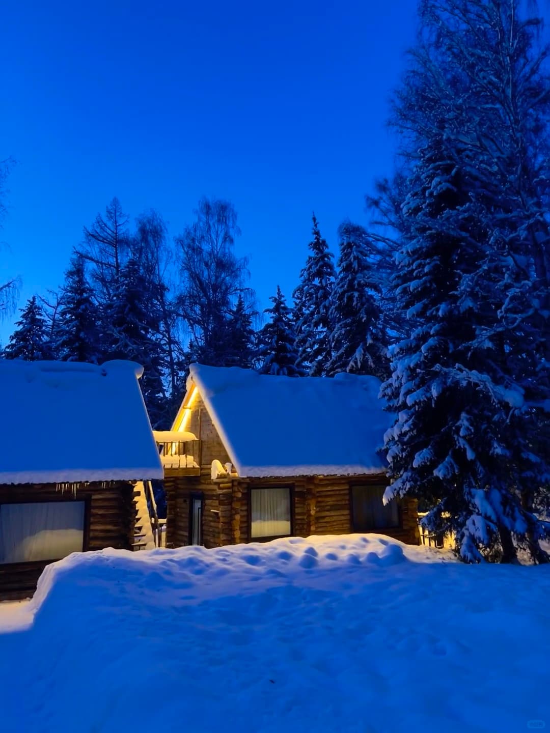 雪夜小木屋，像从童话里走出来的温度封面图