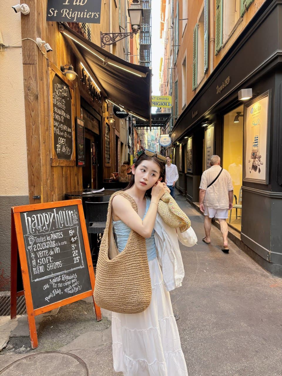 在圣瑞吉耶街的巷子口,被阳光和风追着跑了一路封面图