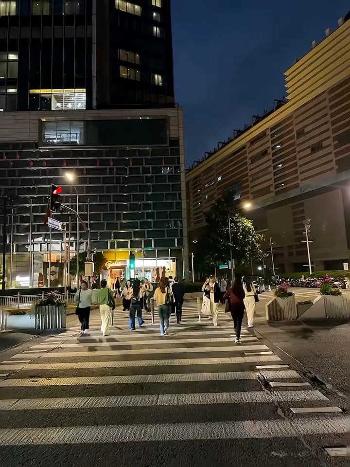 夜班后摸鱼路过斑马线，人潮像被按了播放键封面图