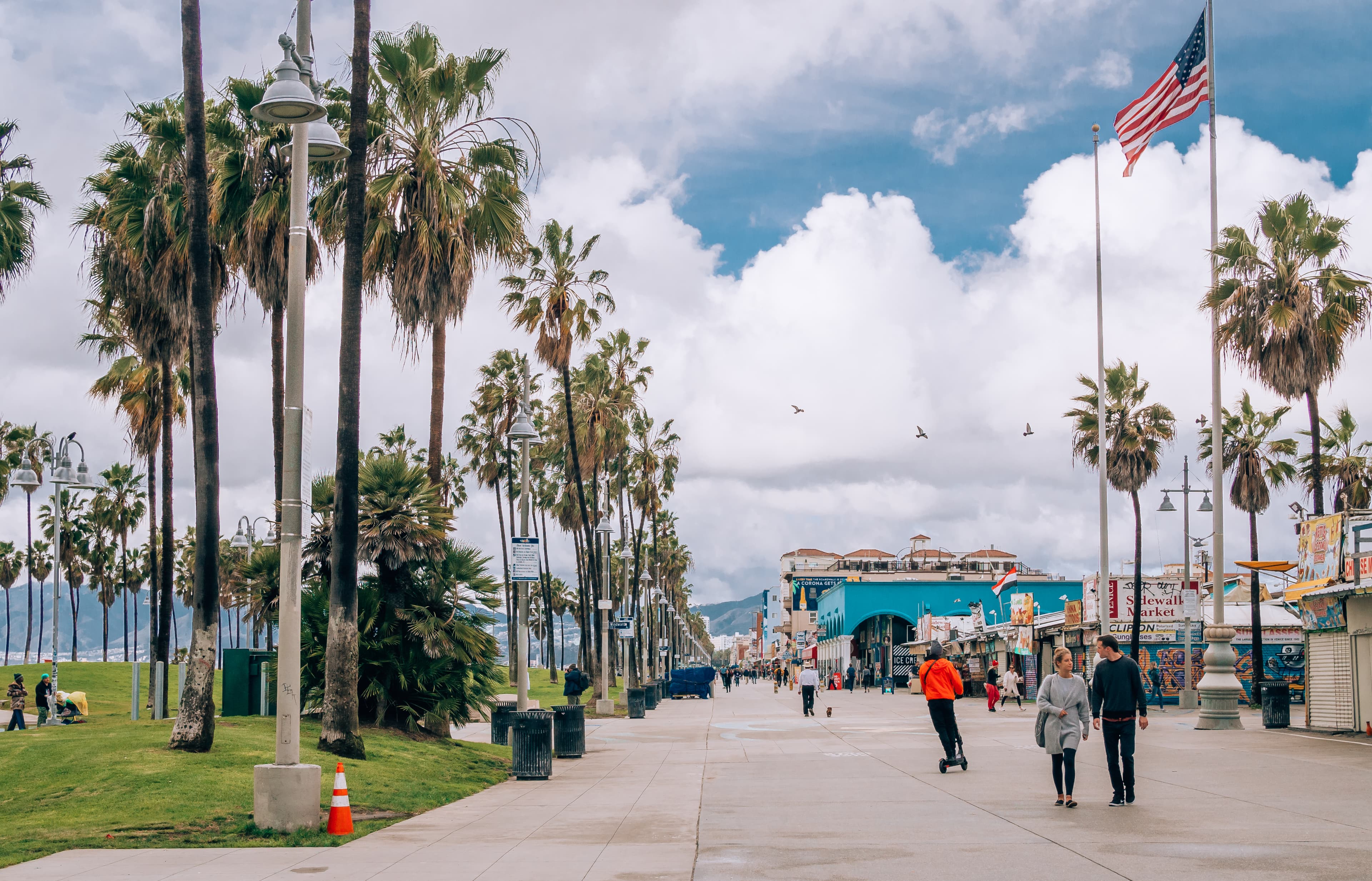 今天在Santa Monica Pier附近晃荡,风大到帽子飞了三次封面图