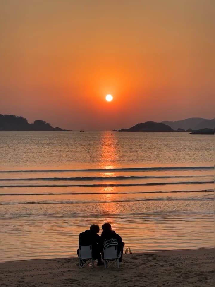 日落时分的沙滩椅，是今晚最贵的座位｜海边散步+啤酒+沉默=完美封面图
