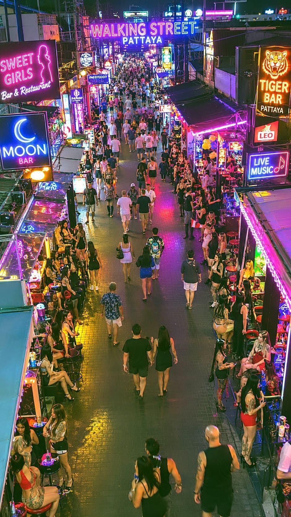 午夜后的芭提雅中央街：霓虹、音乐与无数故事交织的活力之夜封面图