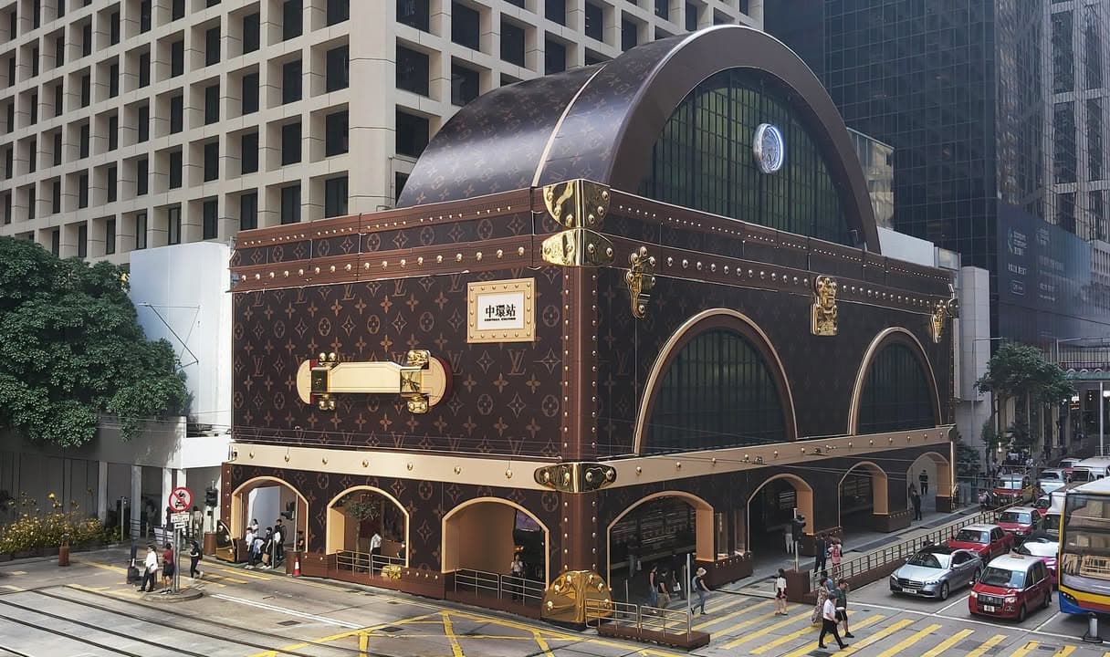 路易威登在香港中环Landmark大楼打造全尺寸火车头快闪店，细节惊艳封面图