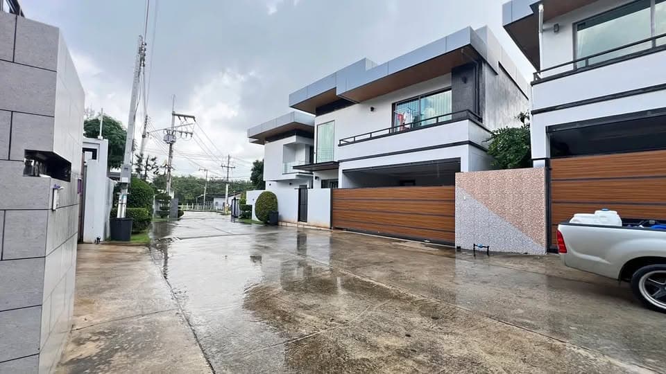 东芭提雅6房7卫豪华泳池别墅,带独立客房与全套家具,月租收益12万泰铢封面图