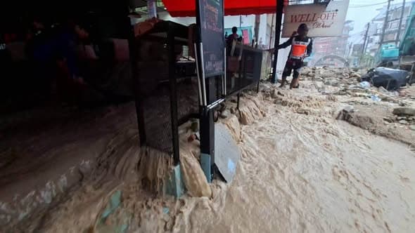 普吉连日暴雨致多地积水，24小时降雨量达142.8毫米封面图