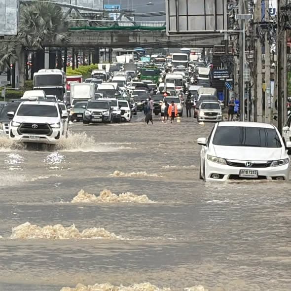 芭提雅午后暴雨致交通瘫痪与局部积水，你受影响了吗？封面图