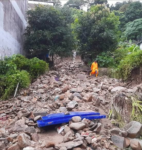 普吉岛巴东海滩暴雨引发山洪，Nanai路泥泞不堪车辆受困封面图