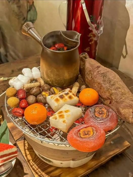 冬日暖心必备：传统韩式烤柿饼、栗子与年糕，烟火气十足的美味盛宴封面图