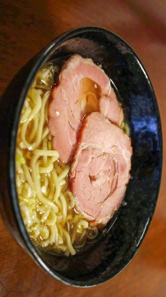 豚五花肉叉烧拉面：鸡骨昆布酱油汤底配直条粗面与葱花封面图