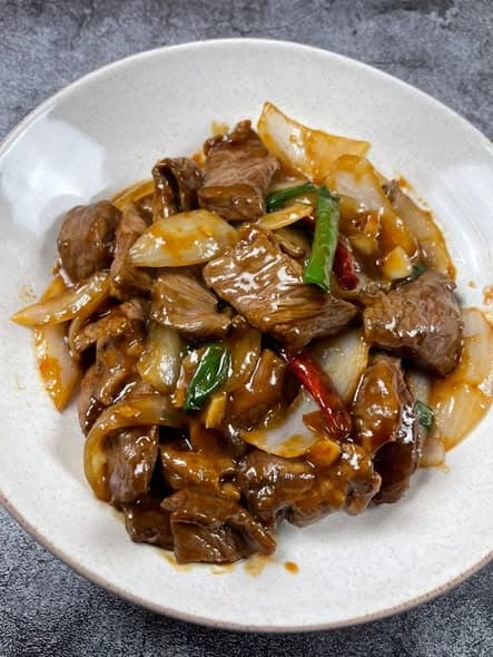 嫩滑牛肉搭配咸甜酱汁，蒜香浓郁快手菜，配米饭绝了封面图