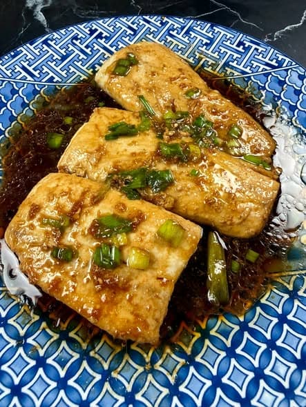 外焦里嫩！香煎马哈鱼配姜汁酱油，搭配米饭和空心菜绝了封面图