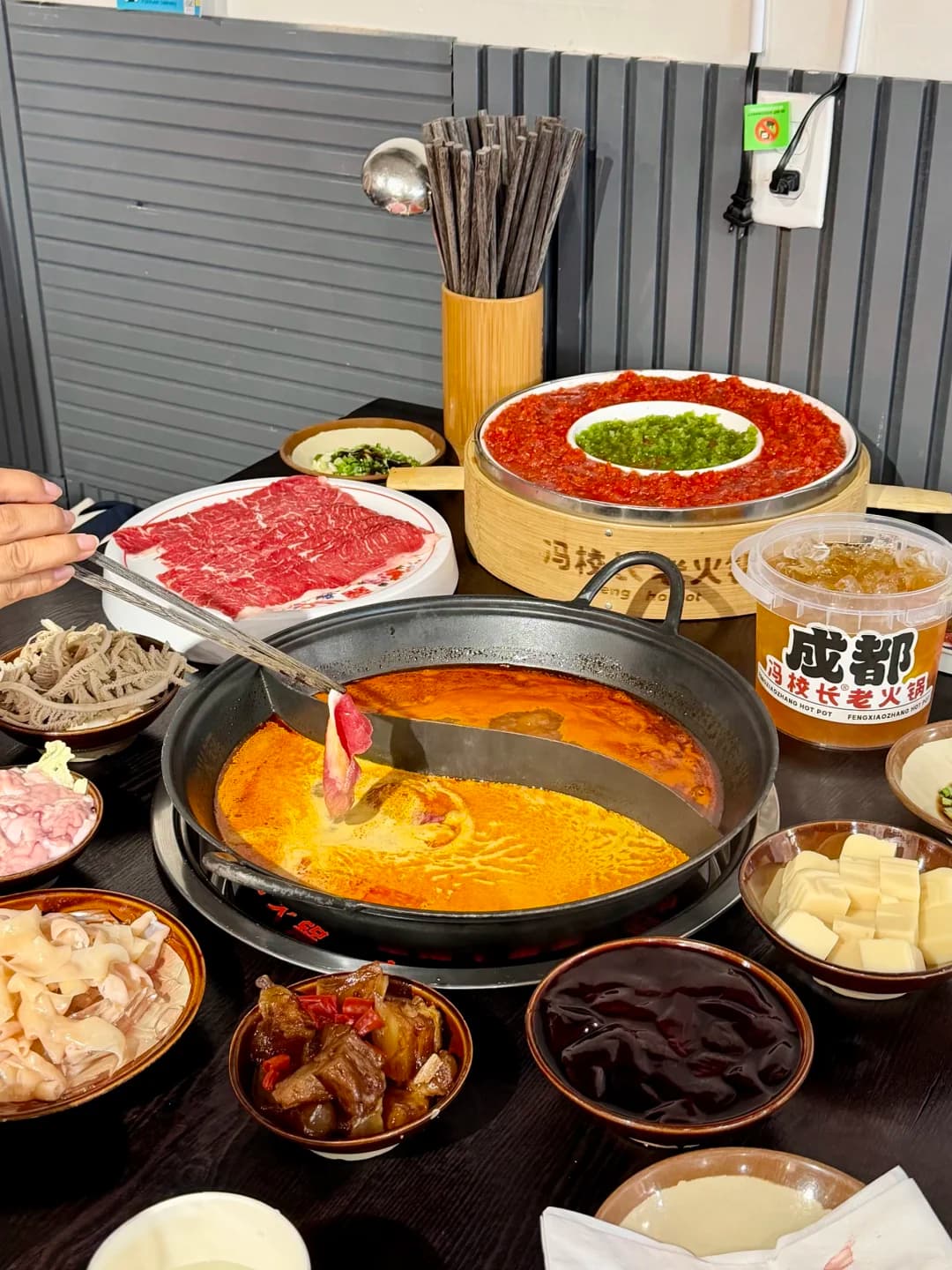 洛杉矶罗兰岗冯校长老火锅：不吃辣也能享用的四川风味，番茄酸汤锅底同样浓郁封面图