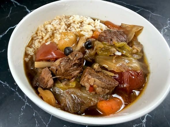 红烧牛肉盖饭：加胡萝卜白菜香菇，还能做成汤面封面图