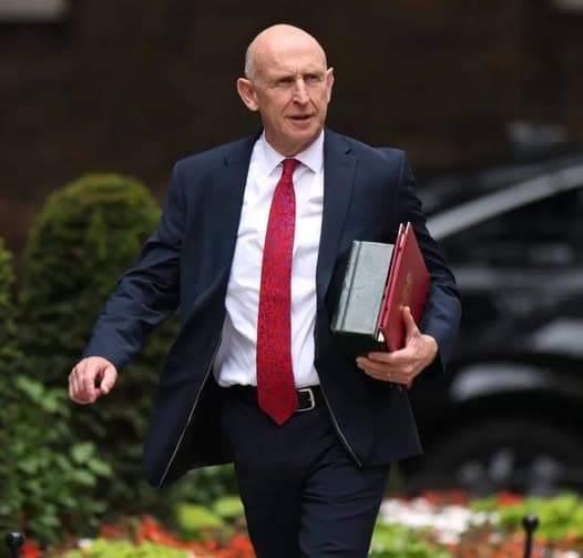 英国财政大臣今日发布秋季预算：冻结燃油税、涨最低工资并加征银行与博彩税封面图