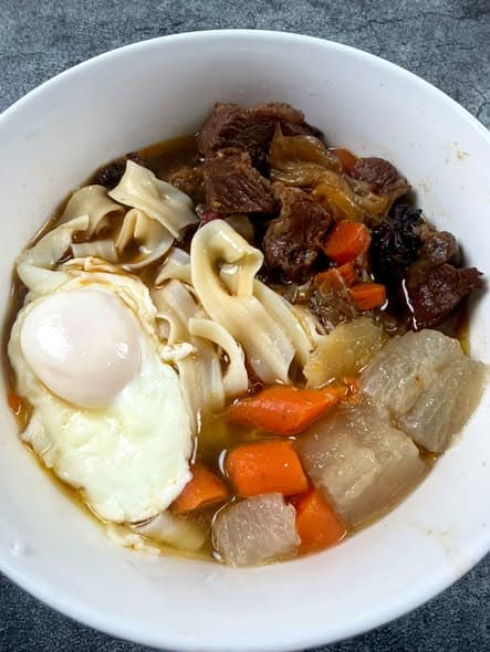 秋冬暖身必备：红烧牛肉面加胡萝卜白菜番茄，再卧个荷包蛋封面图