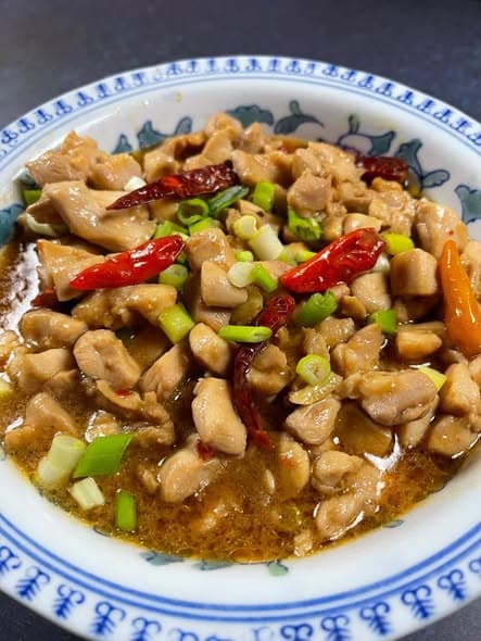 外婆家传的川味辣子鸡：蒜香浓郁，麻辣过瘾的家常做法封面图