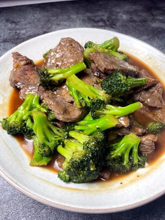 嫩牛肉配脆西兰花，这道快手 Stir Fry 拌饭拌面都绝了封面图