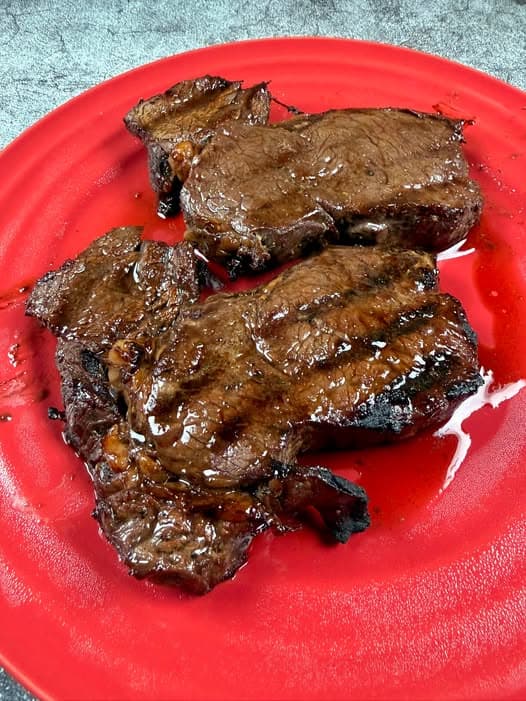 蒜香酱油牛排腌料配方：简单几步让牛排鲜嫩入味，适合煎烤封面图