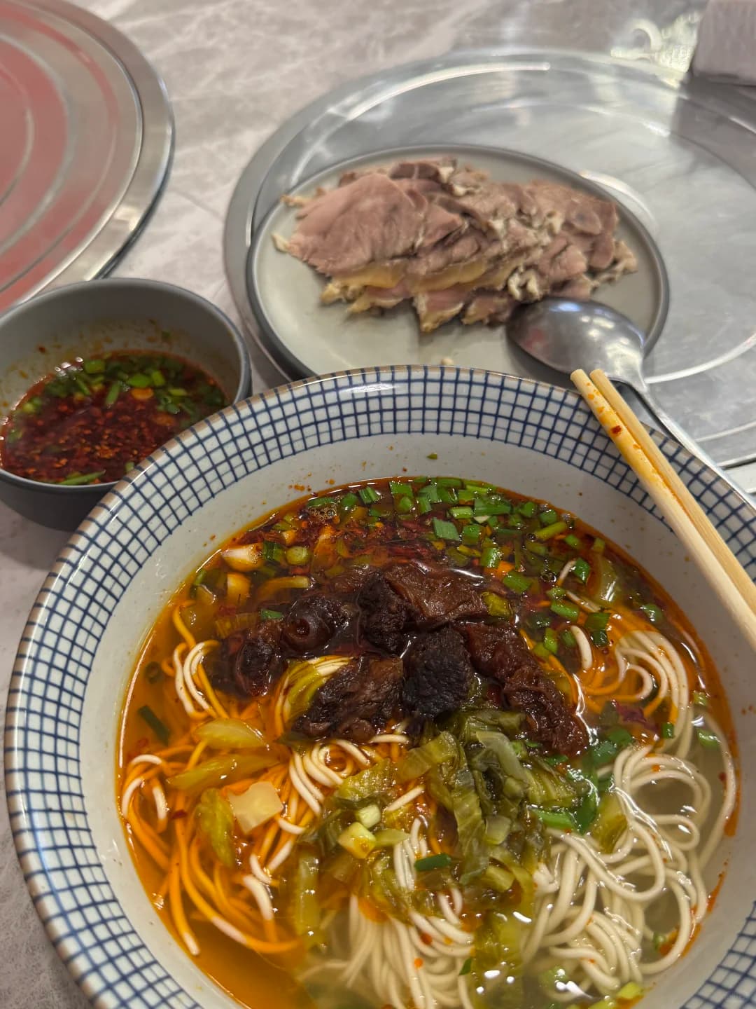 曼谷泰逸牛肉清真麻辣火锅：人均几十铢的实惠中餐，酸辣粉和小笼包很惊艳封面图