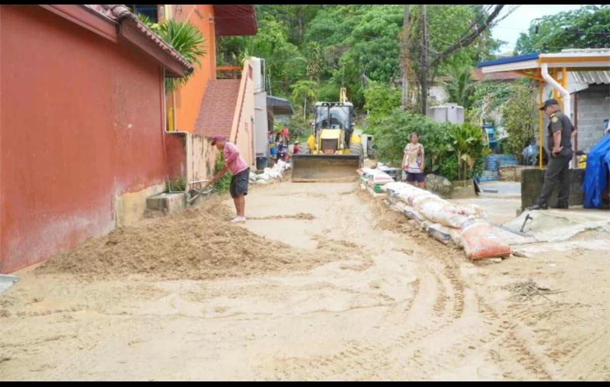 普吉芭东暴雨积水消退，道路逐步恢复通行，气象厅预警仍有局部特大降雨风险 - 图片2