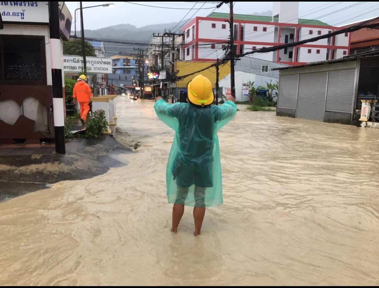 普吉芭东暴雨积水消退，道路逐步恢复通行，气象厅预警仍有局部特大降雨风险 - 图片1