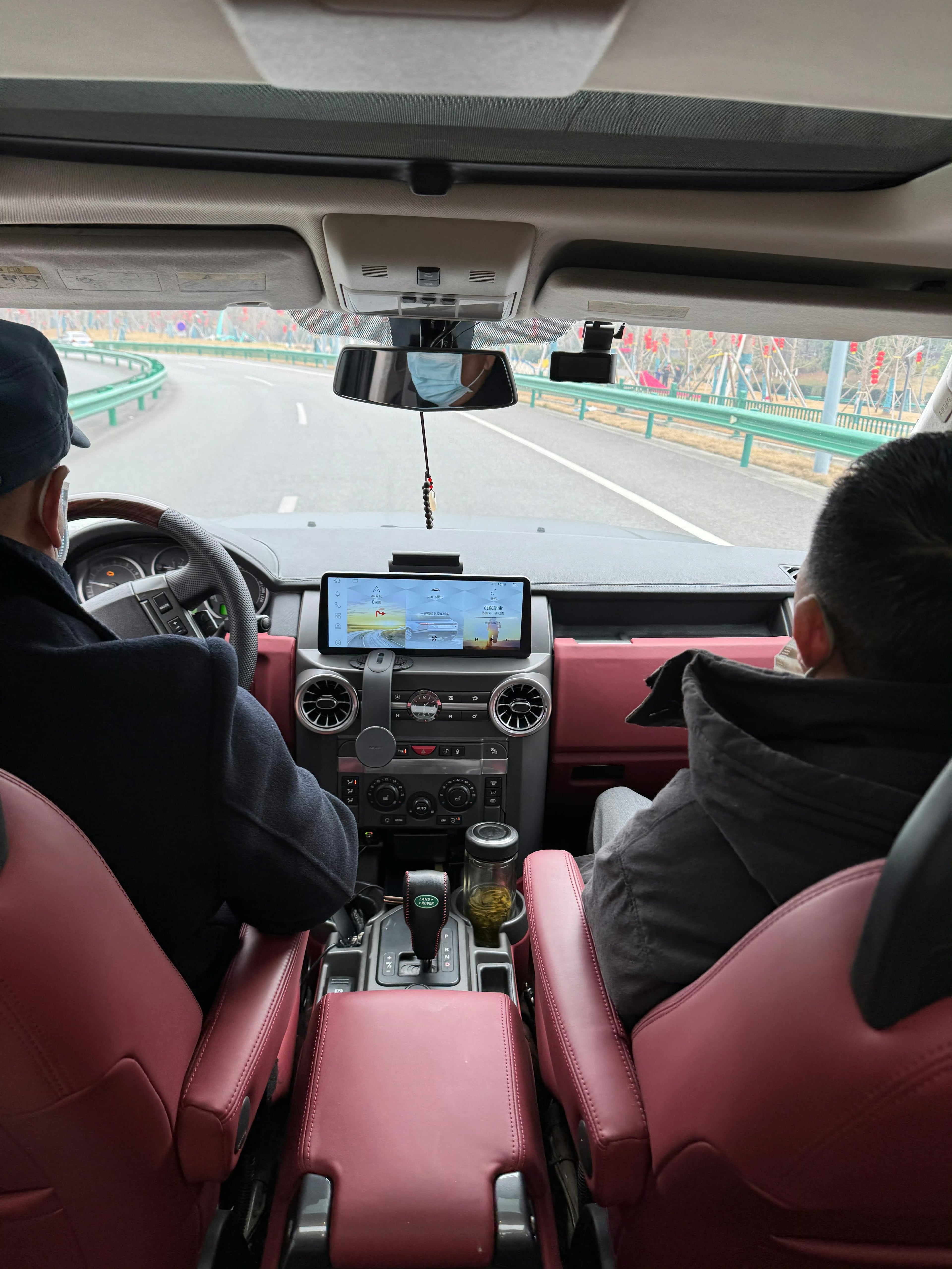 老父亲开车带娃兜风，后排小哥默默喝着茶…这红皮座驾太有排面了
