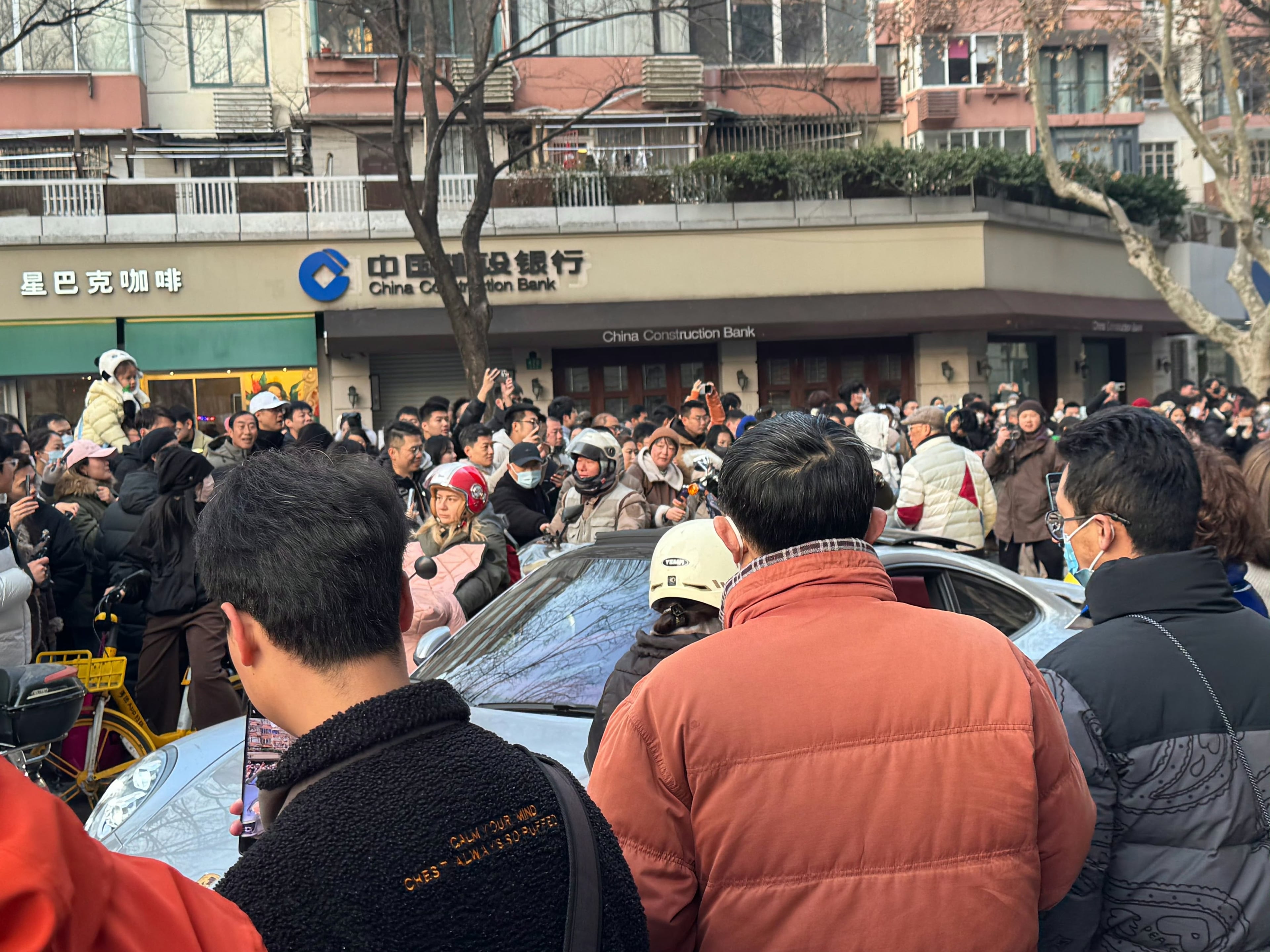 上海街头突然围成一圈？原来是老外在拍‘中国式围观’！
