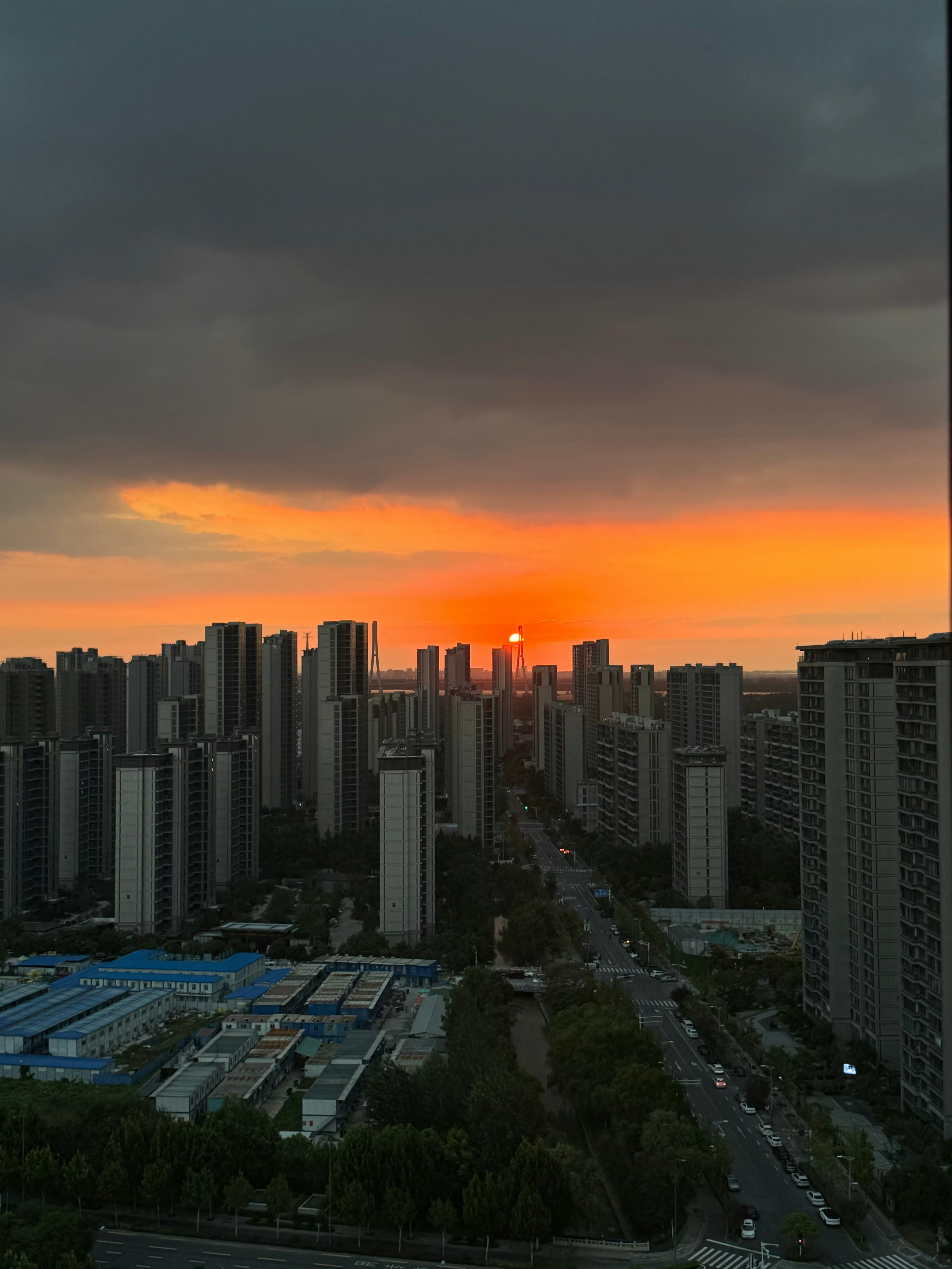 下班路上偶遇的晚霞，城市在橙光里喘息了一秒