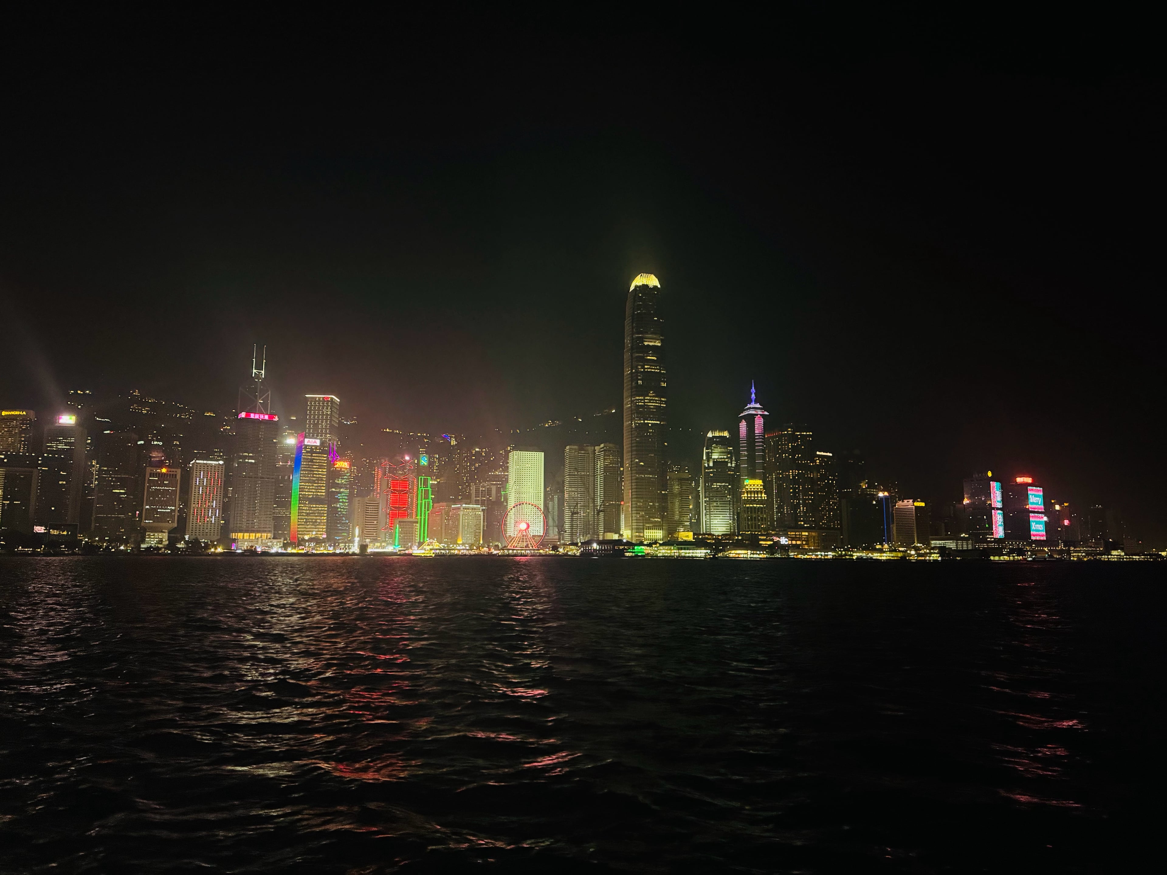 夜游维港，被这波霓虹浪打懵了…今晚的海面是彩色的！