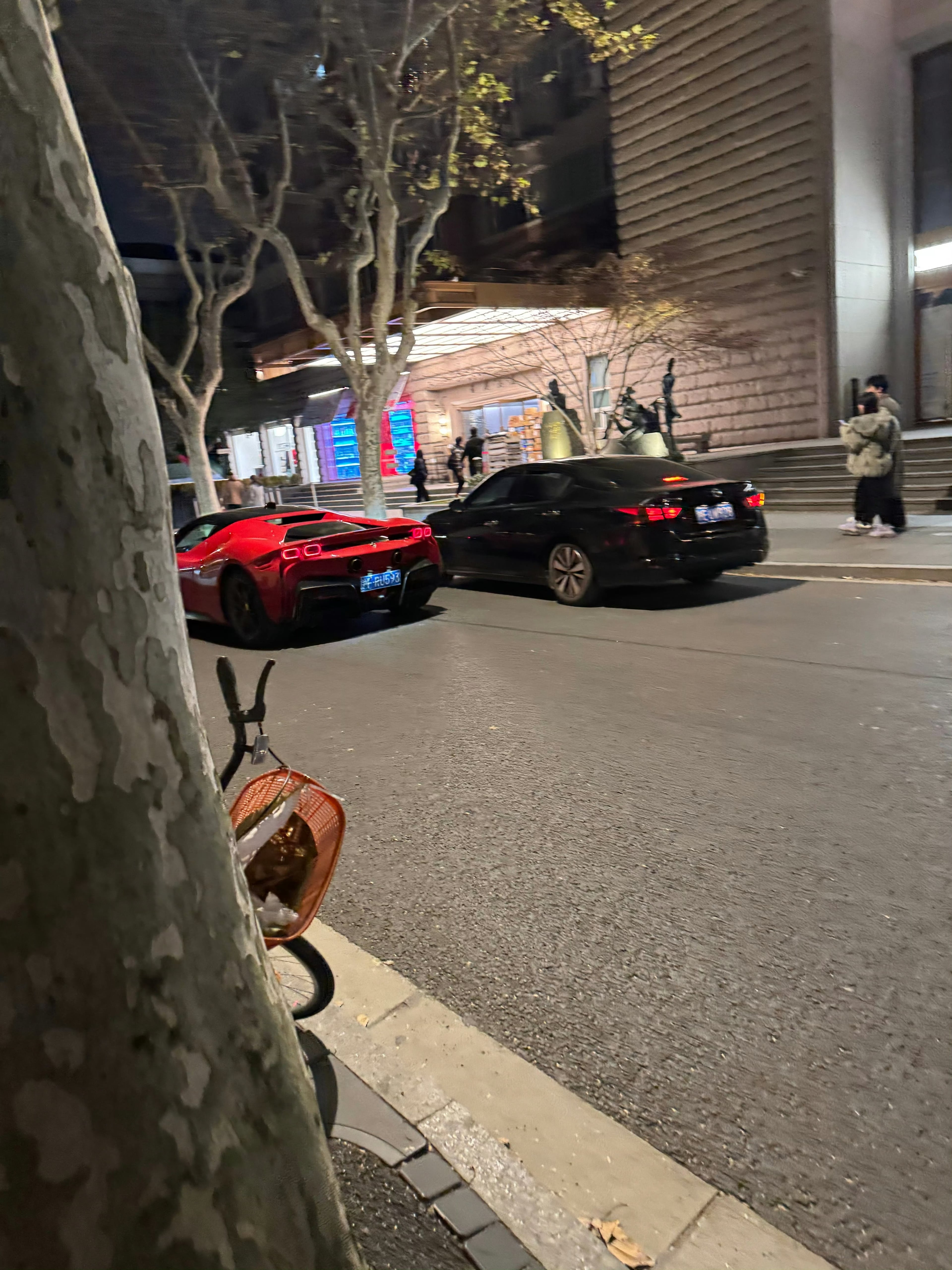 深夜街角偶遇红 Ferrari，连路灯都替它打光了！