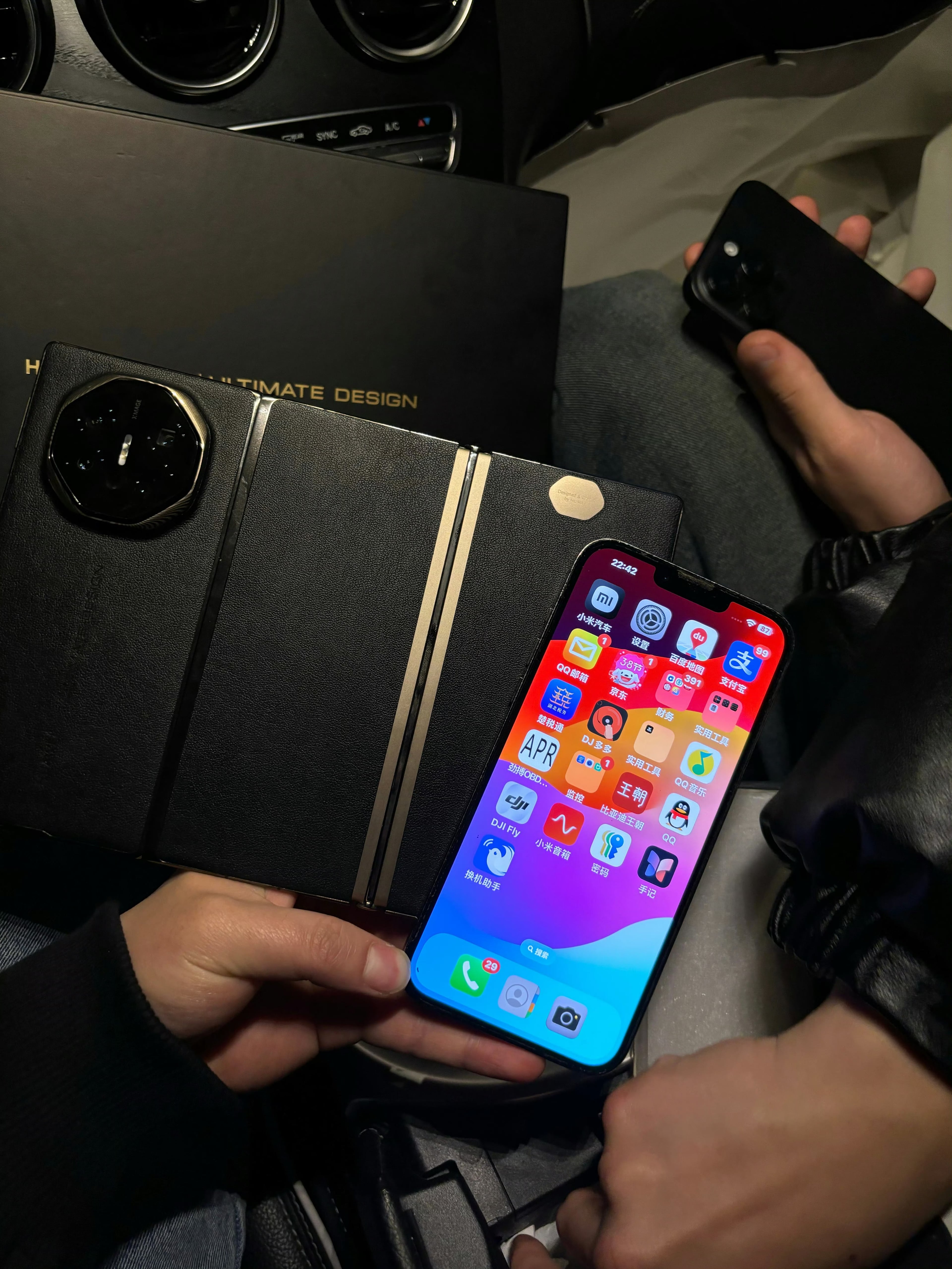 深夜车里拆机箱！这黑金折叠屏也太帅了，隔壁老哥直接手抖拿不住iPhone