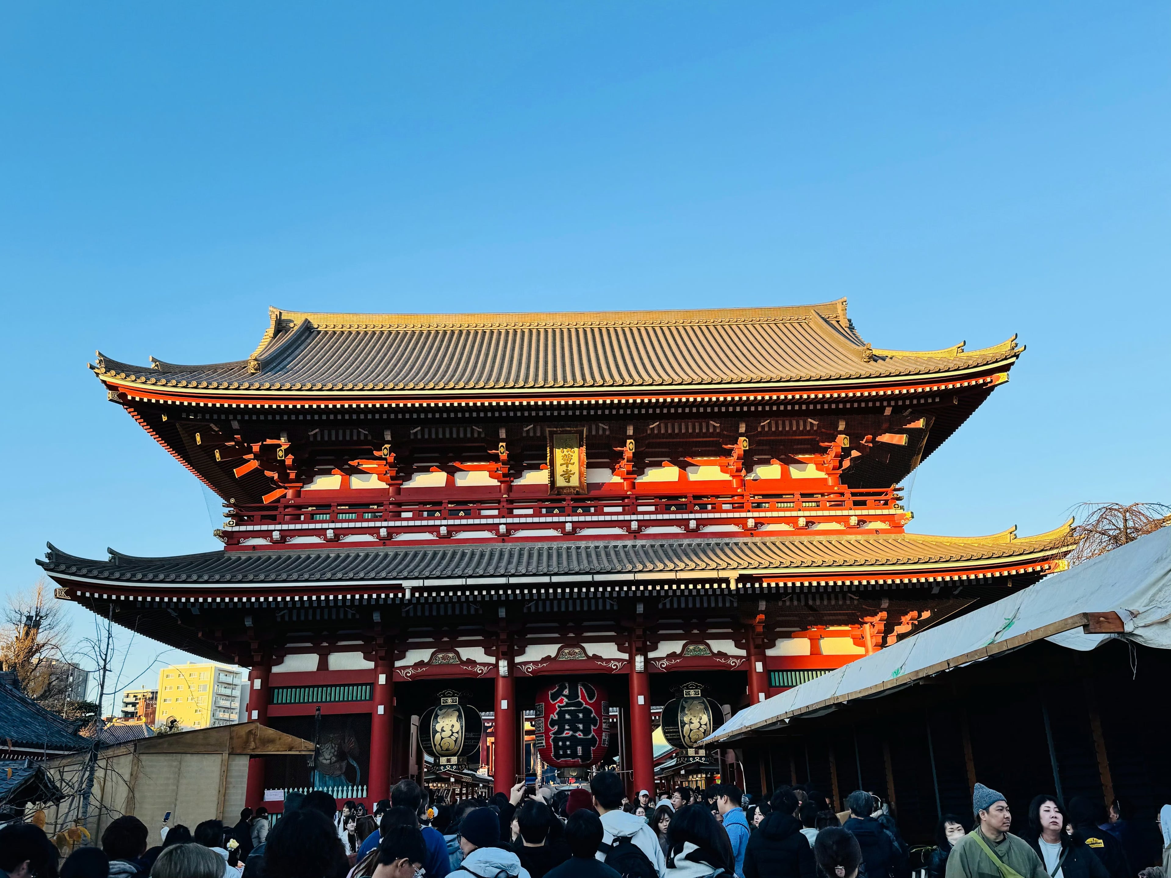 东京浅草寺门口人挤人，红墙金瓦在蓝天底下亮得晃眼～