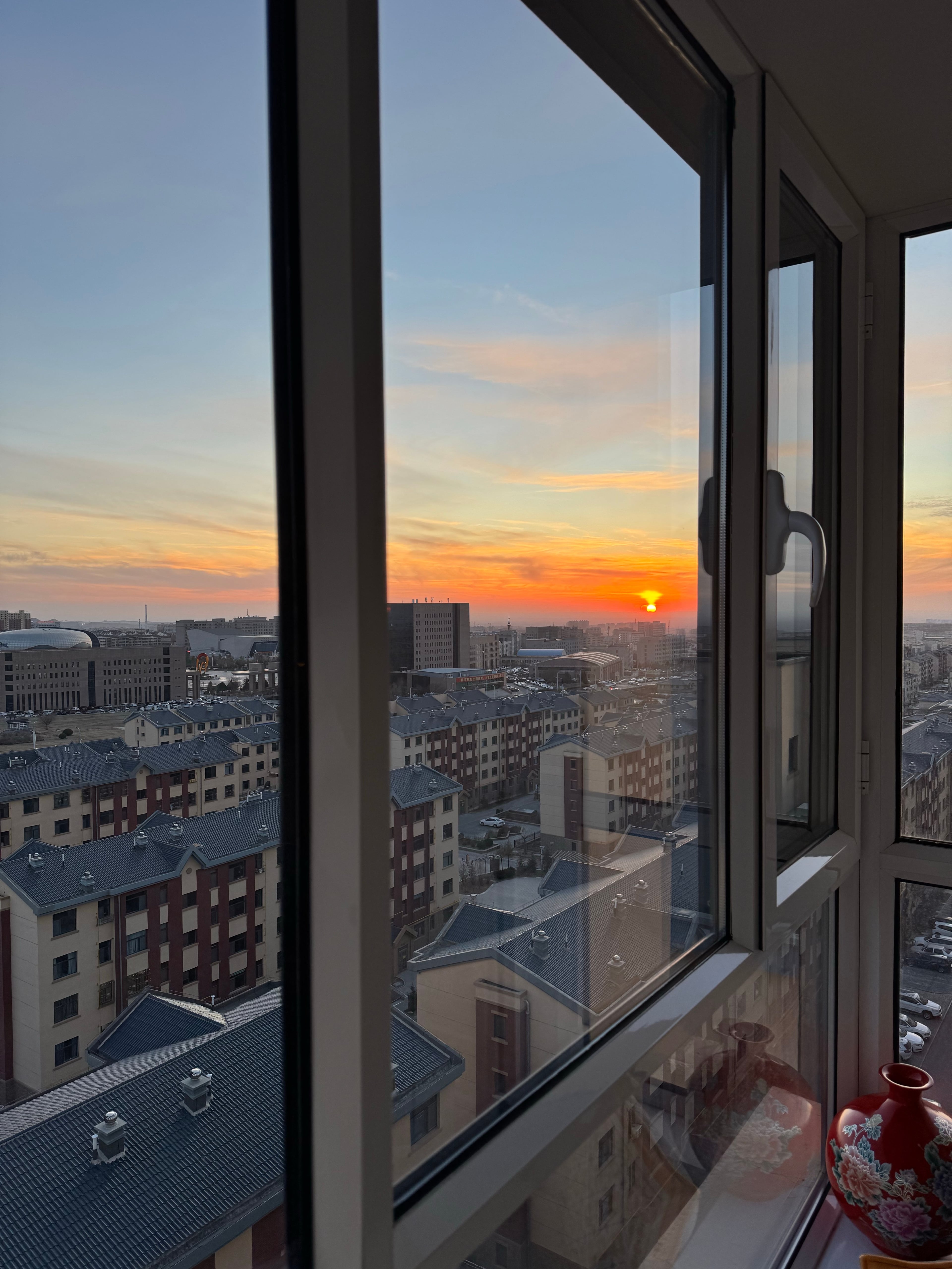 下班回家，窗边的夕阳把整座城都染成了糖霜色～