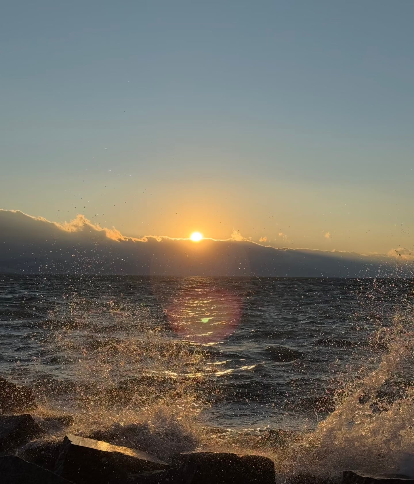 夕阳砸进海里的一瞬间，浪花也跟着发了疯｜海边蹲点3小时就为等这帧
