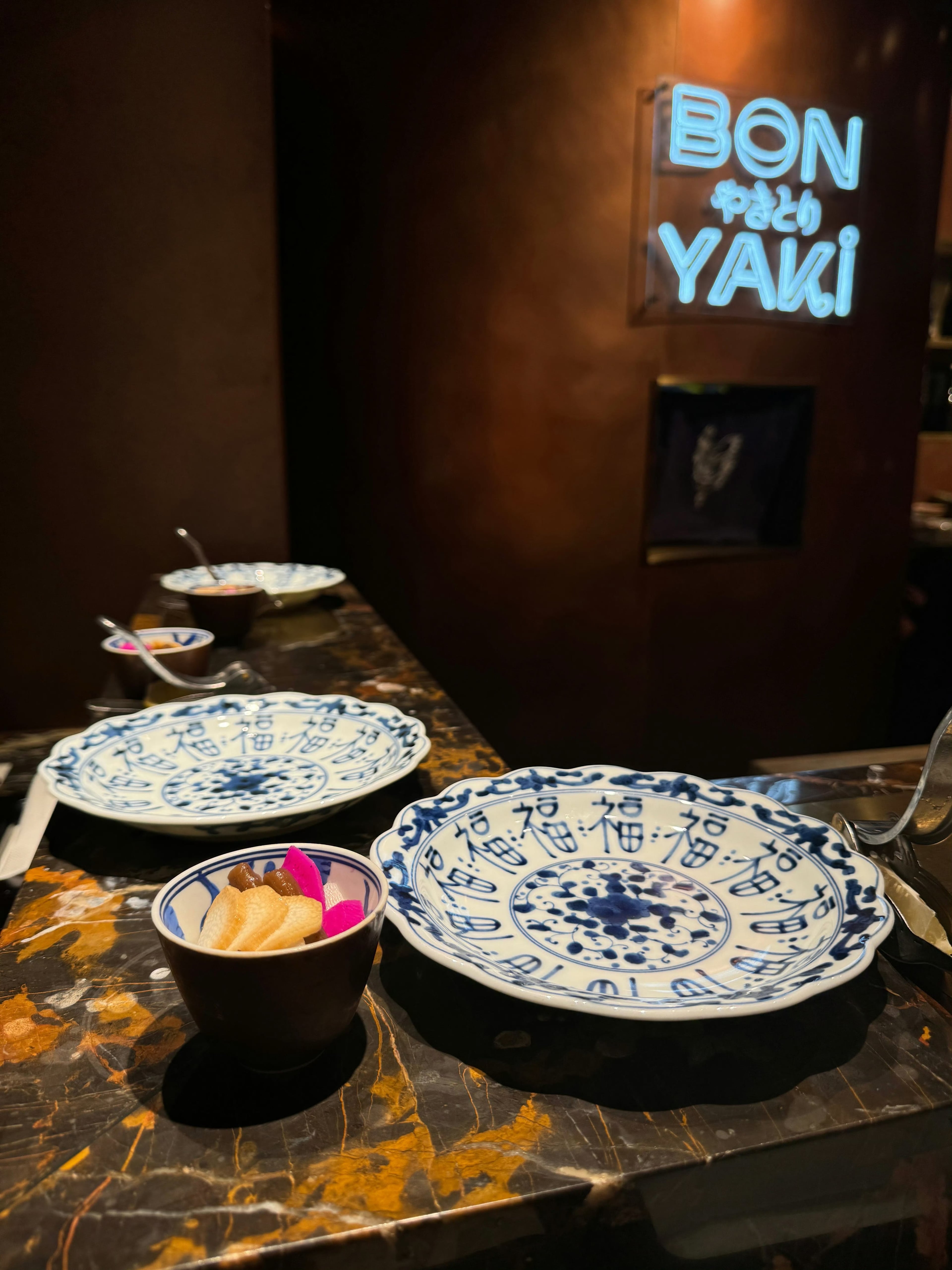 深夜探店｜BON YAKI的青花瓷盘子比菜还抢镜，连腌萝卜都拍出高级感