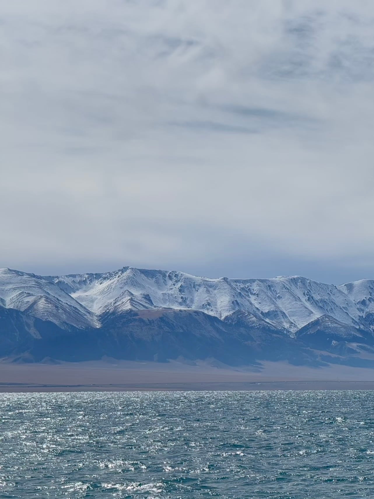 在湖边发呆一整天，雪山和波光是天然的治愈系滤镜
