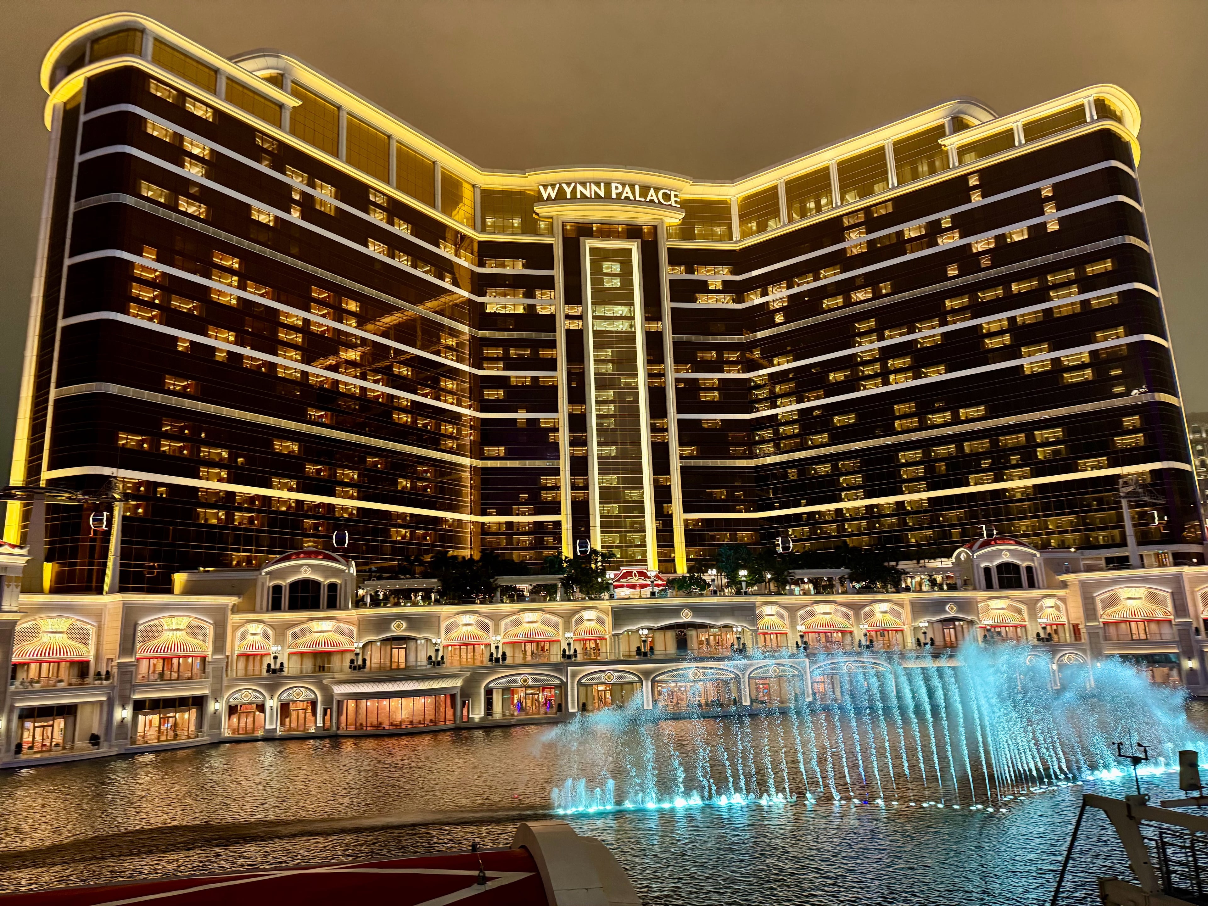 澳门夜景杀疯了！Wynn Palace喷泉蓝得像打翻了星空