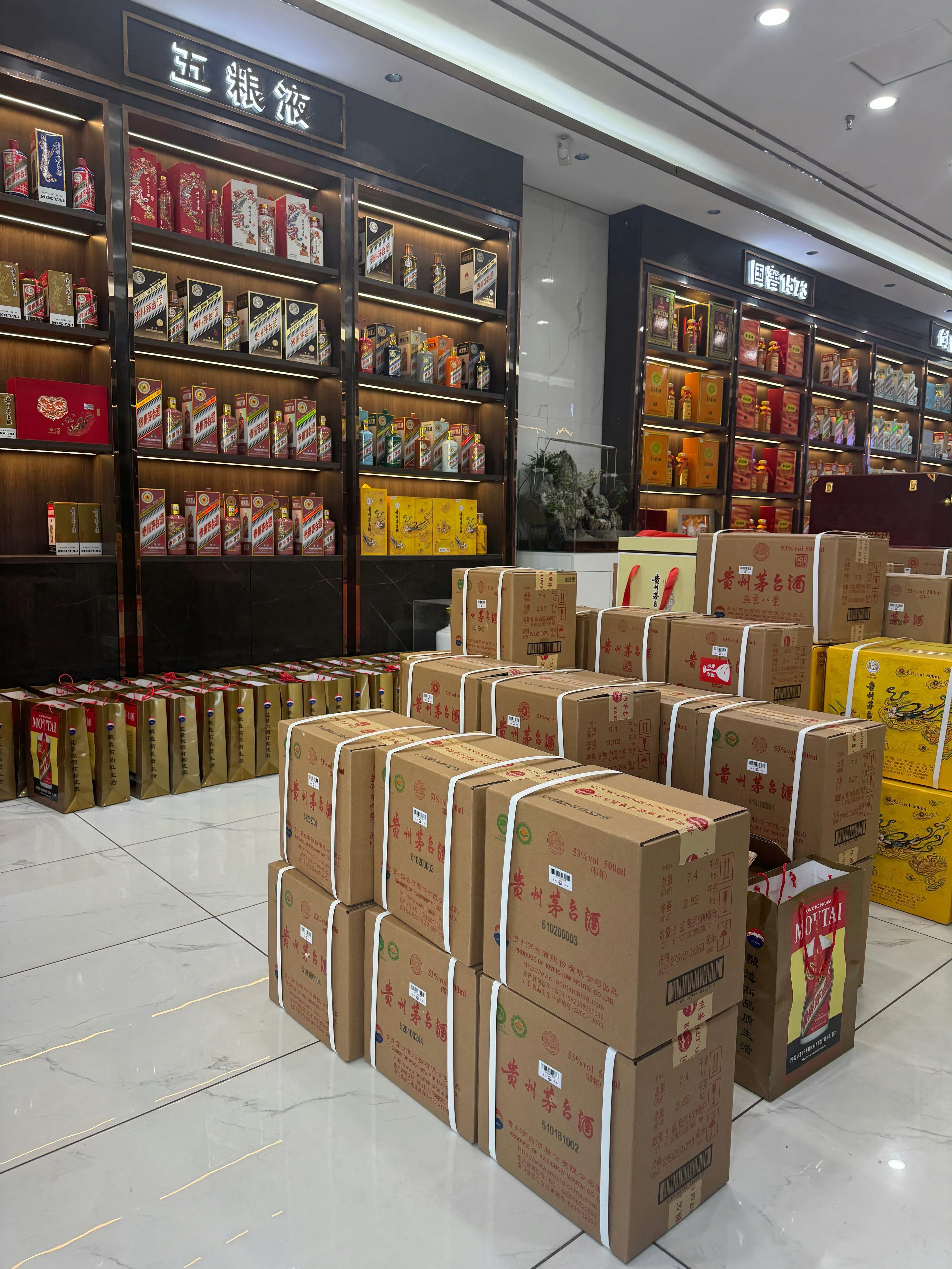 逛商场突然被茅台堆住脚了…这哪是酒柜，这是搬砖现场？