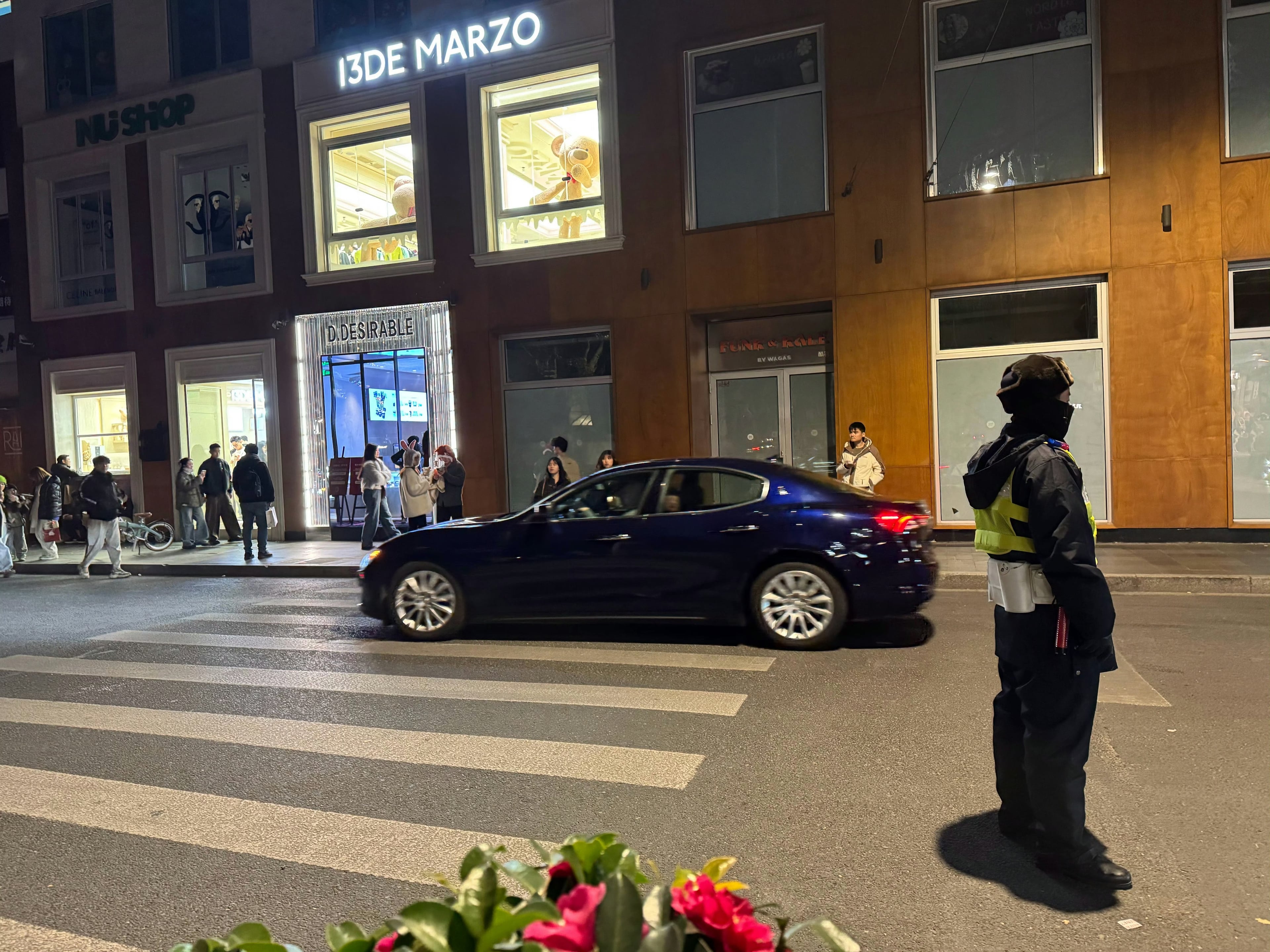 13DE MARZO门口的夜，车流+保安+小熊橱窗，像电影截图