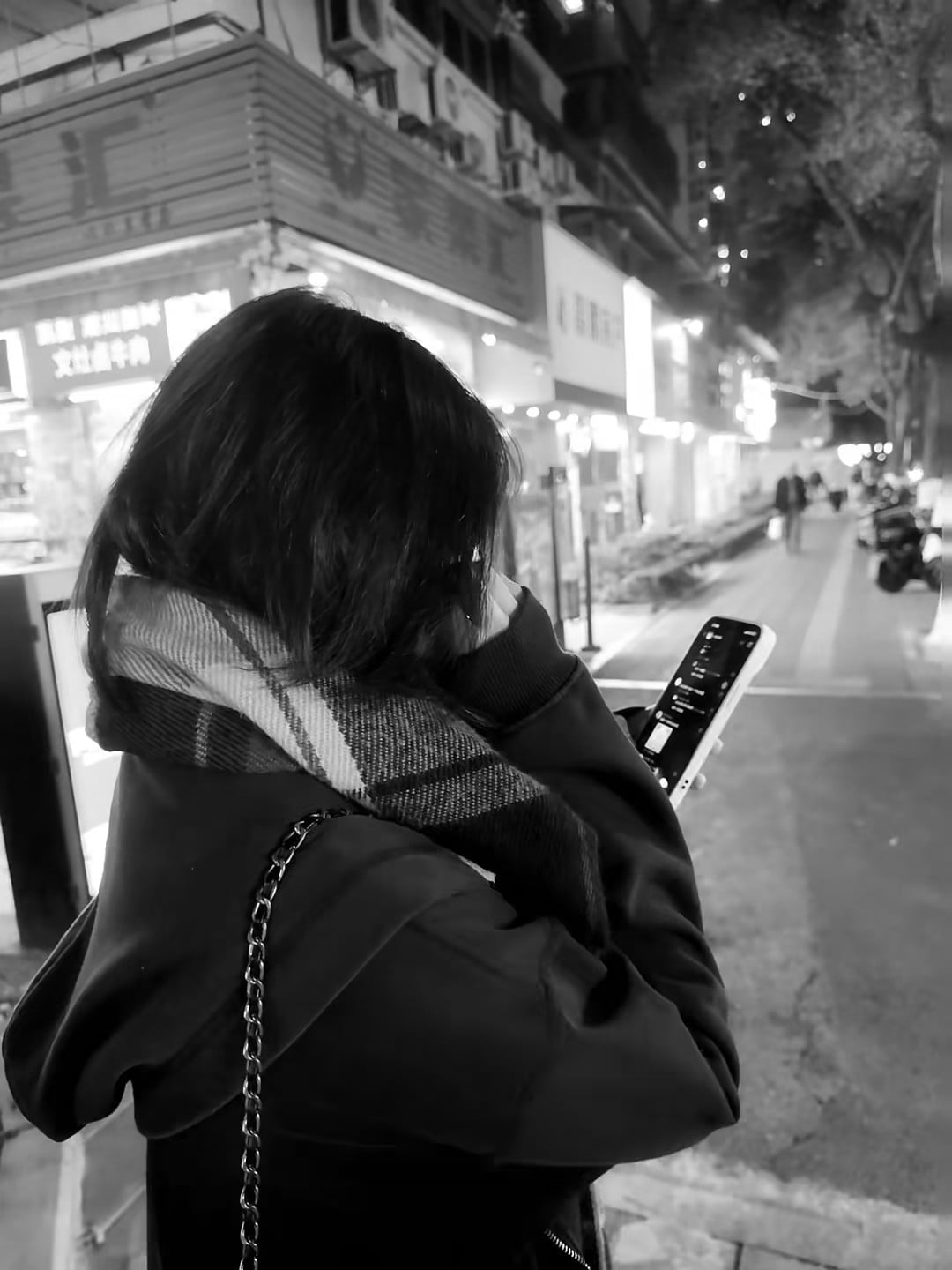 夜街摸鱼时被路灯偷拍，手机电量比心情还低