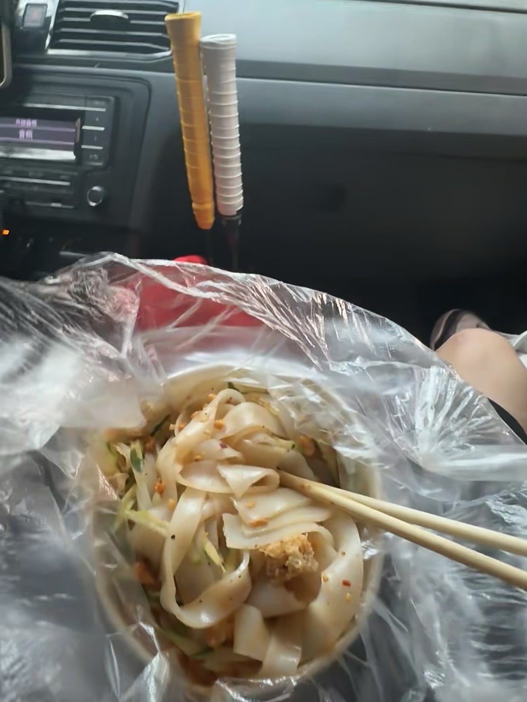 车里干完一碗凉皮，车窗还挂着羽毛球拍…今天在停车场偷吃，谁懂啊