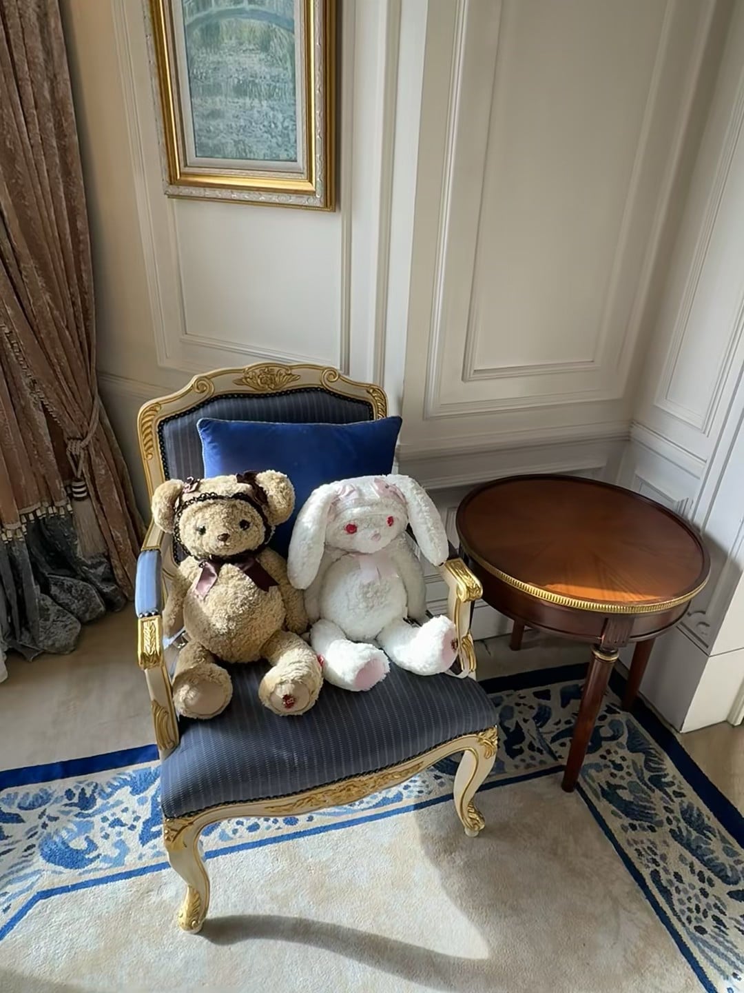 老房子里的毛绒小宇宙 🐻🐰 今天在Le Marais逛到这把金边椅子，坐上去像被童话绑架了