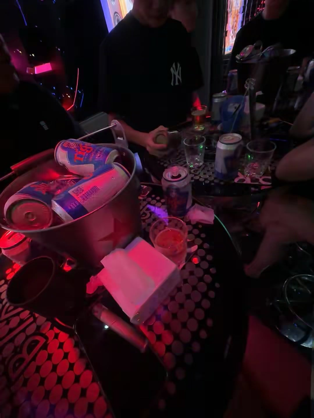 深夜小聚，冰桶里躺了仨Tiger，桌底塞着半瓶啤酒…今晚在KTV的快乐太真实了