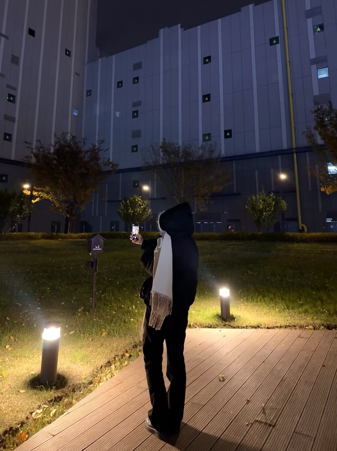 夜巡社区草坪，手机电量比心情还低… 📱🌙