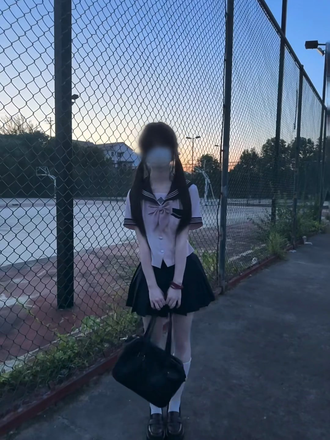 傍晚的铁丝网前，突然被自己这身水手服钓成小猫