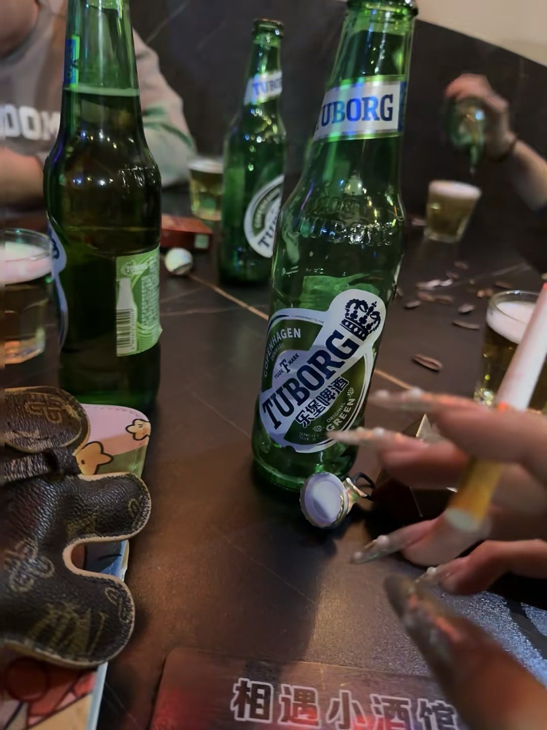 乐堡绿瓶开瓶瞬间｜今晚的微醺是手速和冰镇的双重胜利